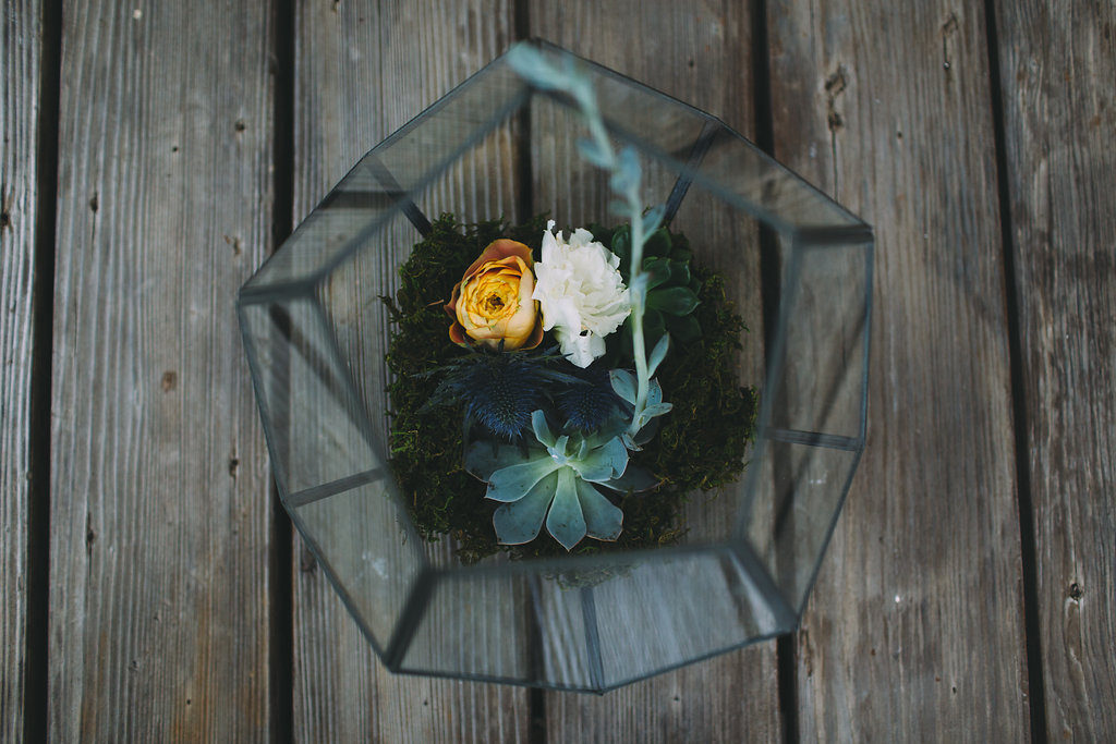 A garden wedding at Mermaid Mountain Inn, geometric vase