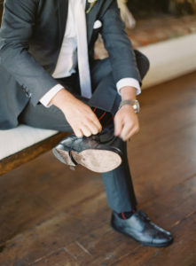 Grey groom's suit with a white shirt and tie