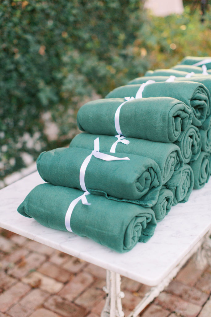 dark green blankets for guest favors