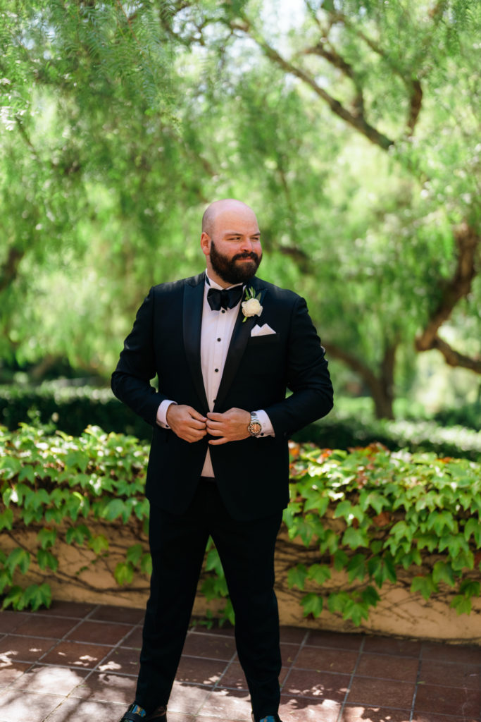 groom in black tuxedo suit